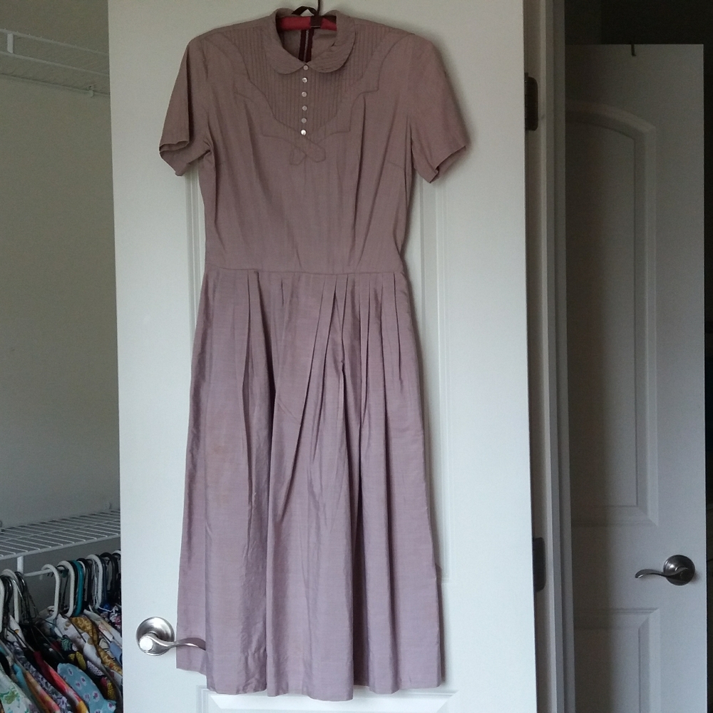Adorable Mauve Vintage Dress with Collar Detail